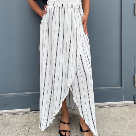 Faithful the brand boho white wrap skirt 
Fits xs to s - Picture 3 of 6